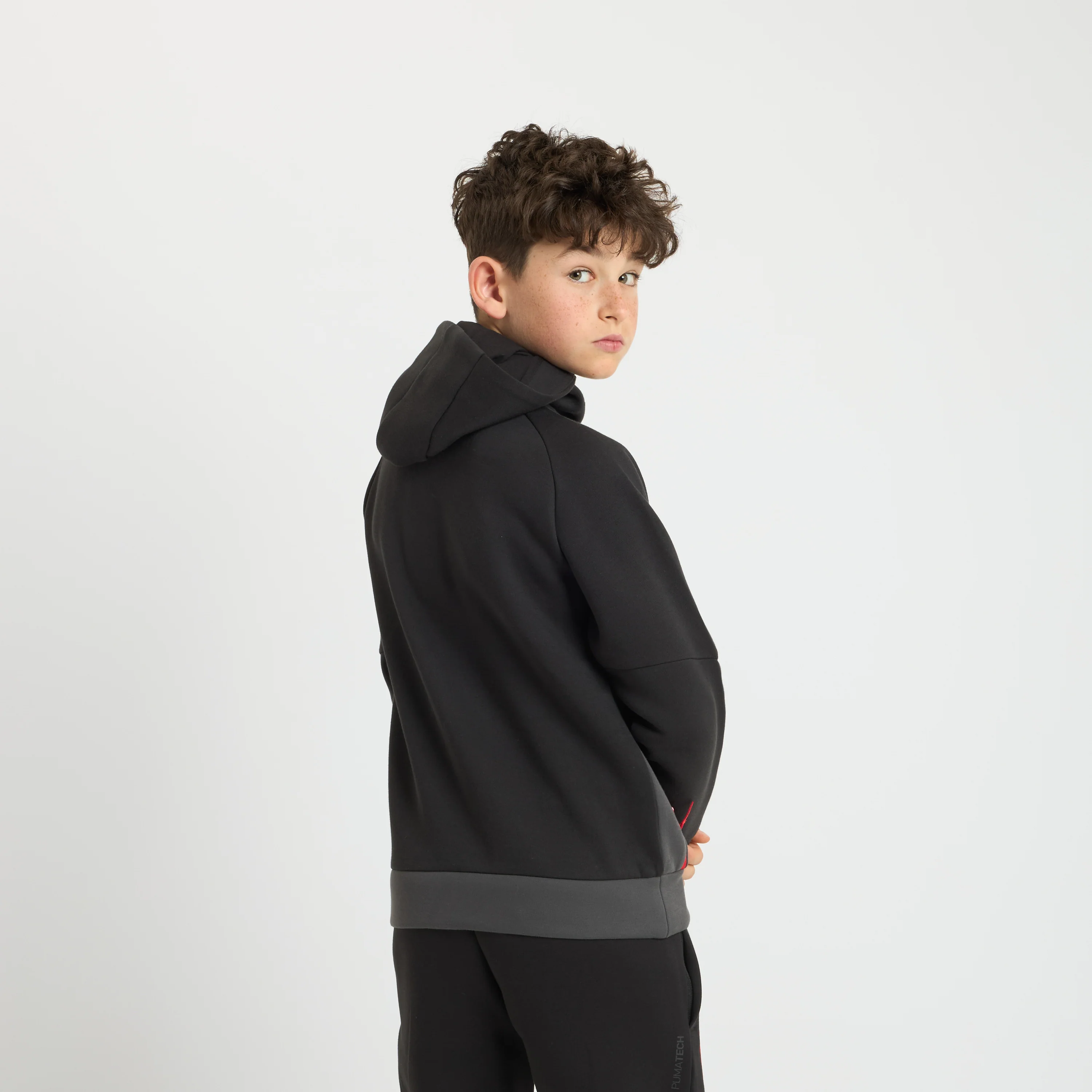 FELPA NERA BAMBINO MILAN PUMATECH 2025/26 CON ZIP E CAPPUCCIO - Image 5