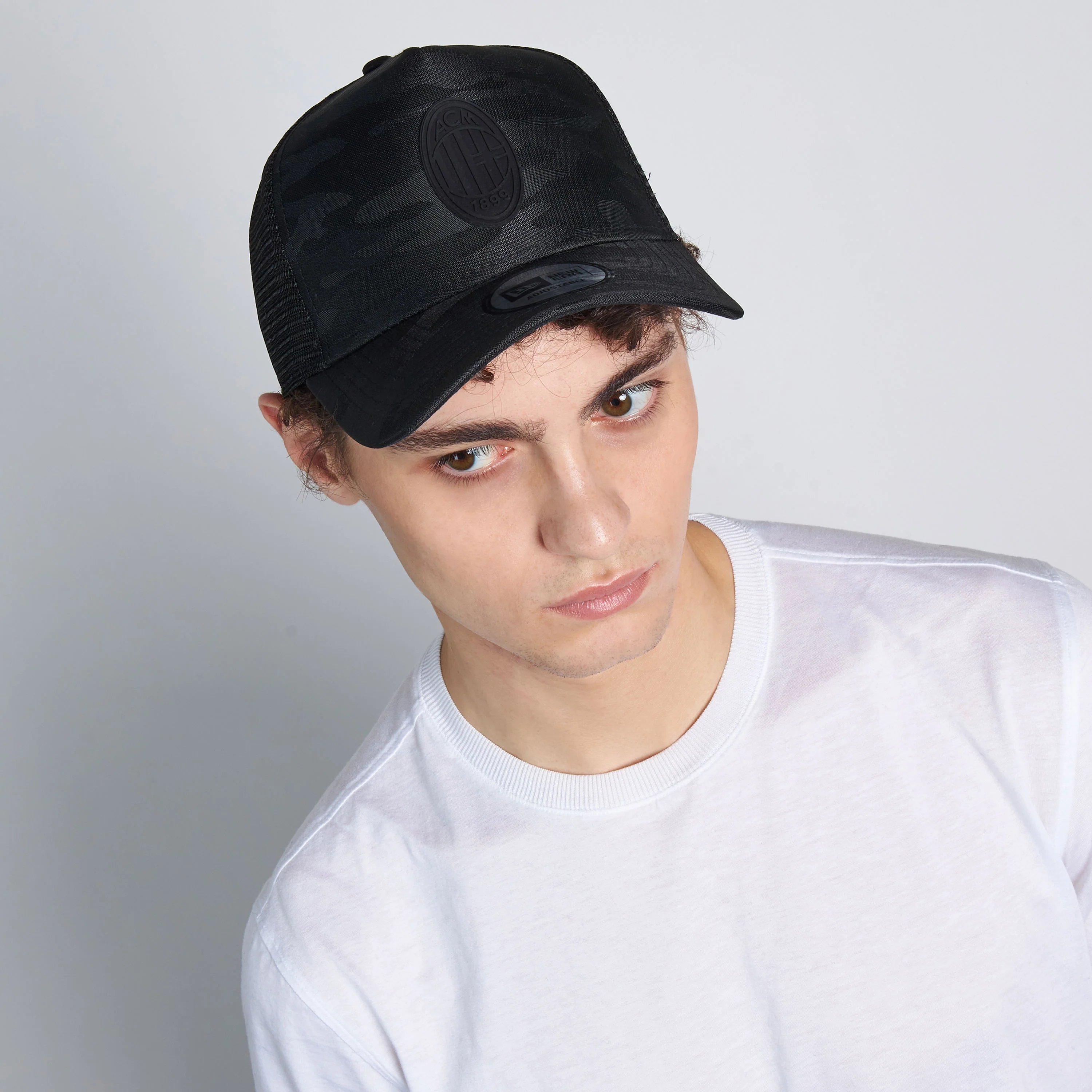 CAPPELLINO TRUCKER NEW ERA X AC MILAN CAMOUFLAGE CON LOGO - Image 3